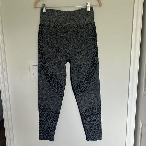 PINK Victoria's Secret Gray Leopard Leggings Size Large - Picture 1 of 5